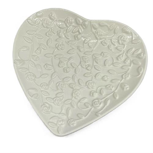 Piattino cuore in porcellana bianca con decoro in rilievo