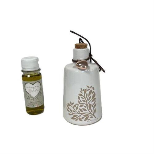 Oliera con decorazione cuore, ciondolo cuore e olio biologico