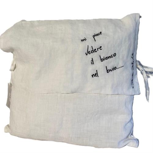 Federa in lino con laccetti e frase ricamata nera