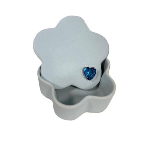 Scatolina in ceramica azzurra con cuore applicato