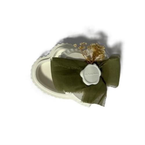 Scatolina di gesso a cuore con fiorellini profumati e fiocco verde