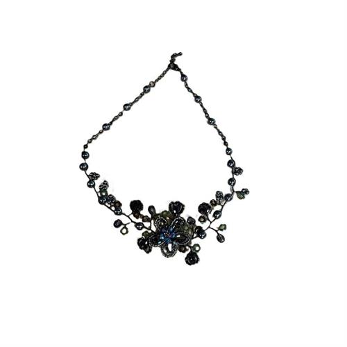 Collana vittoriana semirigida con fiori perline grigio, nero, verde.