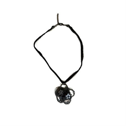 Collana vittoriana con cordino nero in pizzo, fiore perle grigie