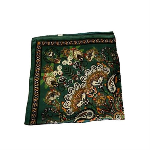 Foulard in fantasia, tonalità verde