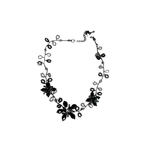 Collana semirigida in filo nero con perline nere e bianche