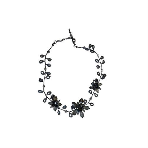 Collana vittoriana semirigida con filo nero e perline grigie