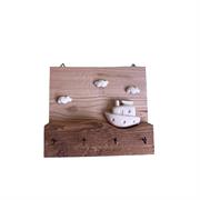 Appendi chiavi in legno con decorazione barca di gesso