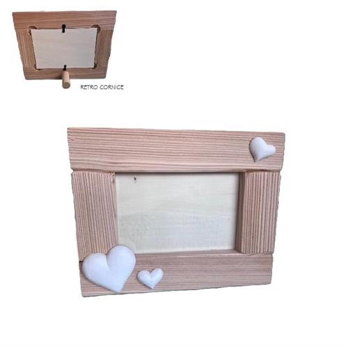 Cornice in legno con decoro cuori gesso