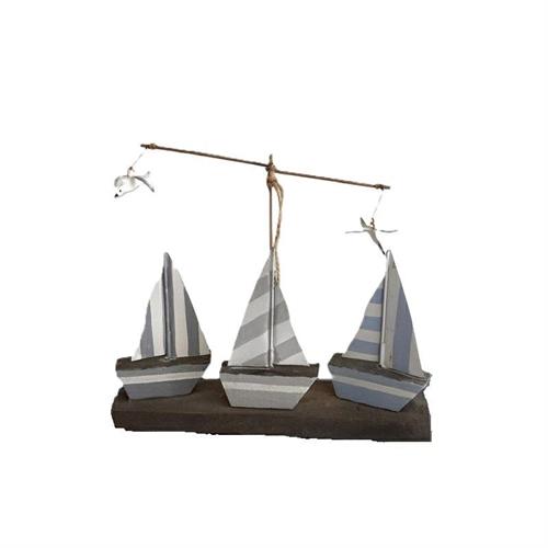 Decorazione in legno e metallo con barchette e gabbiani