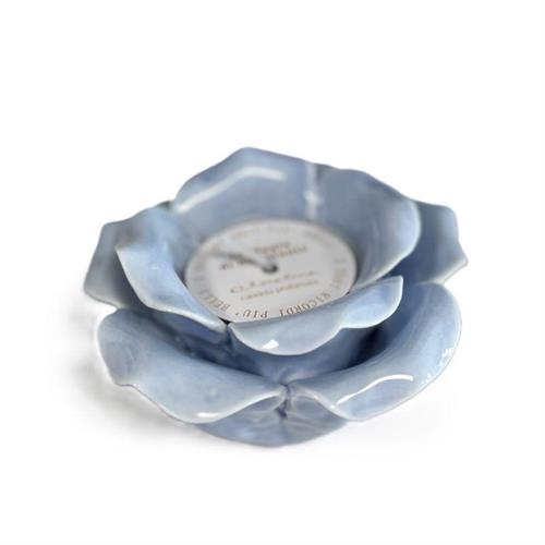 Rosa in porcellana azzurra con candela profumata