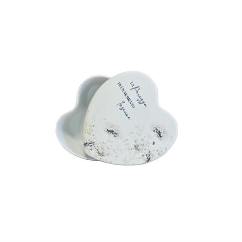 Scatola a cuore con decoro floreale verde